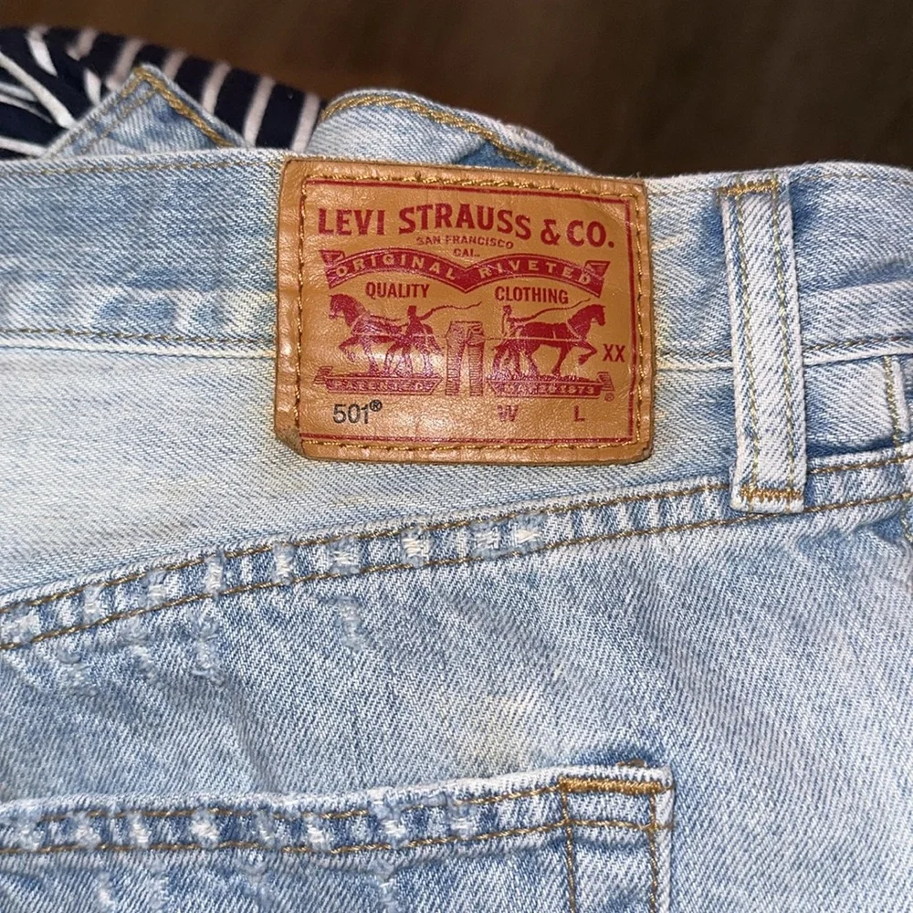 Levi's Denim Cutoff Shorts 501s W31 Blue Light Wash - Picture 4 of 7
